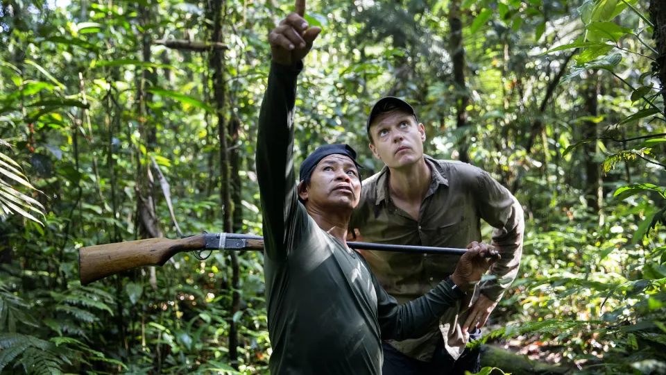 Torsten Krause and a hunter standing in the Amazon rainforest. Photo: Malin Palm.