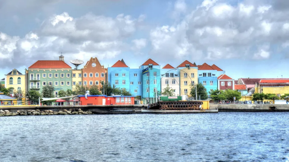 Boats and house by the sea in the Caribbean. Photo: Pixabay.