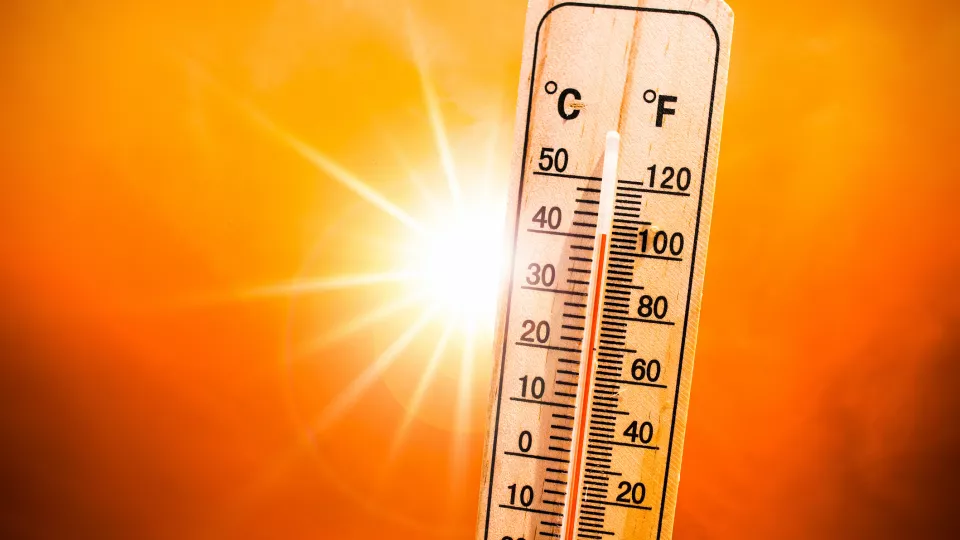 A collage of a sun and thermometer. A sun in the background and a thermometer.  Photo: iStock.