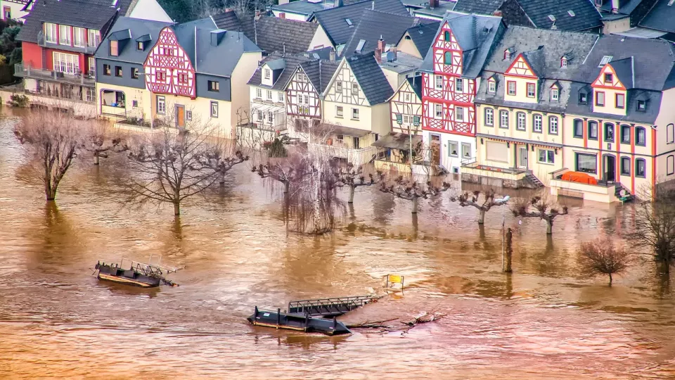 Houses by a river, they are flooded. Photo: Pixabay.