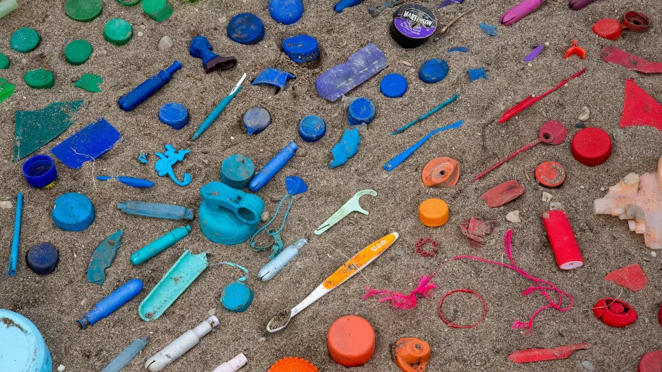 Plastic art on a beach. Photo: Pixabay.