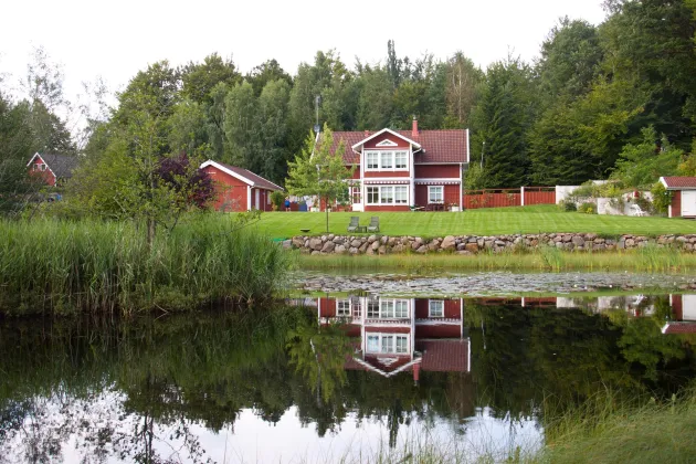 A house and a lake. Photo Pixabay.