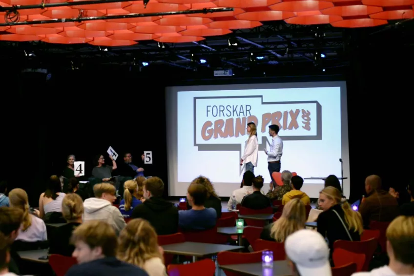 Forskar Grand Prix. Jury shows the scores for Sara Ullström. Photo.