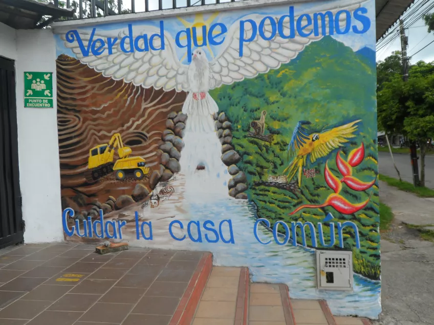 Väggmålning där det på spanska står Verdad que podemos cuidar la casa común. Foto.
