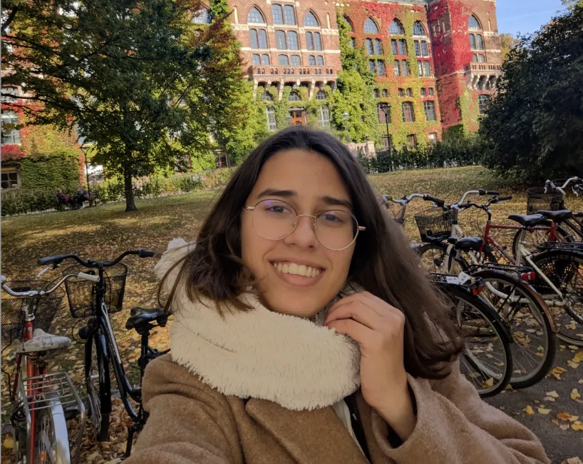 A woman, Chloé PIERRE. Photo.